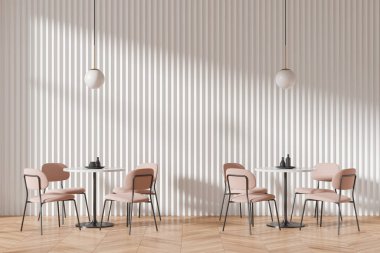 Minimalist restoranın içinde sandalyeler ve tabaklar sıralanmış yuvarlak masalar, ahşap zemin. Modern mobilyaları ve lambaları olan rahat bir kafe. 3B görüntüleme