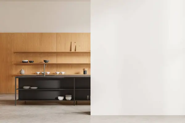Eine Moderne Kücheneinrichtung Mit Holzschränken Einer Schwarzen Theke Und Dekorationsartikeln — Stockfoto