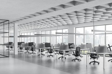 Sıralarda, beton zemin üzerinde bilgisayar ile birlikte çalışma iç görünümü. Bangkok gökdelenlerinde panoramik pencereli beyaz işyeri. 3B görüntüleme