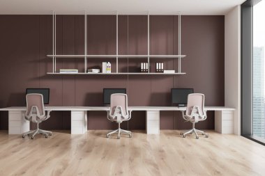 Masaları, sandalyeleri, bilgisayarları ve kahverengi bir duvara dayalı kitaplıkları olan modern bir ofis alanı, parlak bir ışık. 3B Hazırlama