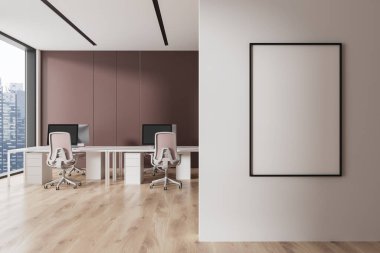 Masaları, sandalyeleri ve duvarında boş bir posteri olan modern ofis, şehir manzaralı arka planı olan, gösterişli bir iş ortamını somutlaştıran. 3B Hazırlama