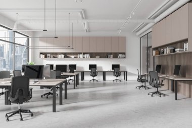 Sandalyelerle modern iç mekan, beton zemin üzerindeki sıralarda bilgisayar. Rafı ve dekorasyonu olan bir ofis. Bangkok gökdelenlerinin panoramik penceresi. 3B görüntüleme
