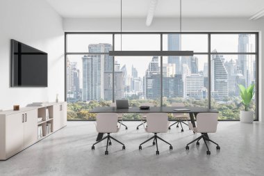 Masa, sandalye, televizyon ekranı ve dekorasyonlu çekmeceli modern bir konferans. Bangkok gökdelenlerinde panoramik pencereli şık bir toplantı odası. 3B görüntüleme