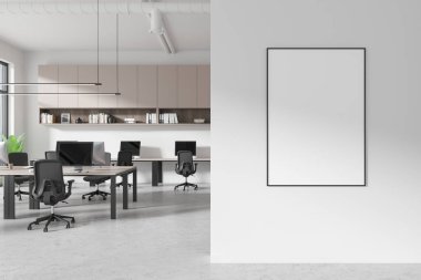 Bilgisayarların olduğu modern çalışma odası masaları, beton zemin. Rafı ve panoramik penceresi olan bir iş yeri. Duvar bölmesindeki tuval posterini taklit et. 3B görüntüleme