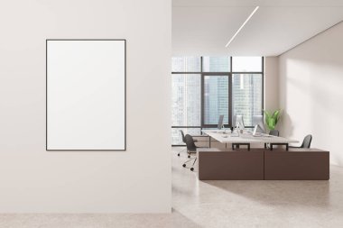 Beyaz duvarları, beton zemini, tahta masaları ve solunda dikey poster çerçevesi olan şık açık uzay ofisinin içi. 3d oluşturma