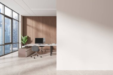 Ahşap bir duvarı, şehir manzaralı penceresi, masasında bilgisayarı ve bir model için boş beyaz duvar alanı olan modern bir ofis. Işık doğaldır. 3B Hazırlama