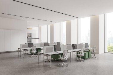 Beyaz duvarları, beton zemini, gri sandalyeli ve uzun pencereli beyaz ve yeşil bilgisayar masaları olan şık bir açık uzay ofisinin köşesi. 3d oluşturma