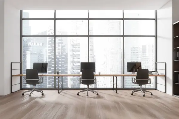 Modernes Bürointerieur Mit Holzschreibtisch Stühlen Und Großen Fenstern Mit Blick — Stockfoto