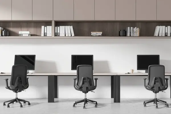 Ruang Kerja Kantor Modern Yang Rapi Dengan Meja Kursi Ergonomis Stok Foto