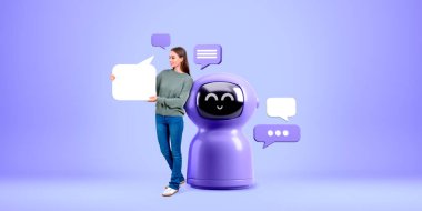 Gülümseyen kadın, mor arka planda çizgi film yapay zeka robotunun yanında duran boş bulutları gösteriyor. Sanal asistan ve robot iletişimi kavramı