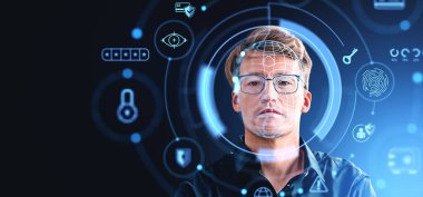 Yakışıklı iş adamı portresi ve dijital biyometrik tarama, yüz tanıma ve şifreli kişisel bilgi hologramı ile sanal ekran. Yüz kimliği ve siber güvenlik kavramı