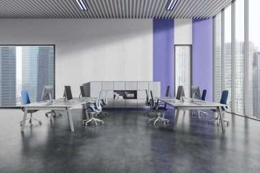 Ofis içi koltuklarla birlikte çalışıyor, bilgisayar da beton zemin üzerindeki masalarda. Rahat bir iş yeri, Singapur gökdelenlerinin panoramik penceresi. 3B görüntüleme