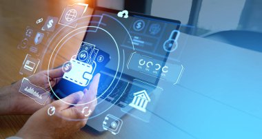 Akıllı telefon ve boş laptop ekranlı erkek elleri. Dijital cüzdan hologramı ve elektronik para simgeleriyle cihaz görüntüsü. Finans, e-ticaret ve mobil bankacılık kavramı