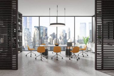 Masa, sarı sandalyeler, yemek ve dekorasyonlu raflarla dolu şık bir toplantı odası. Tahta sürgülü kapılar ve New York gökdelenlerinin panoramik penceresi. 3B görüntüleme