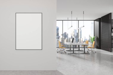 Koltuklu beyaz ofis, beton zeminde bilgisayar bulunan masa. New York gökdelenlerinin panoramik penceresi. Duvar bölmesindeki tuval posterini taklit et. 3B görüntüleme