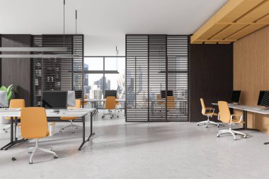 Bilgisayarlarla birlikte çalışan modern iç mekan. Masaların üzerinde, ahşap sürgülü kapılar. New York gökdelenlerinde çalışma alanları ve panoramik pencereler ayrılmış. 3B görüntüleme