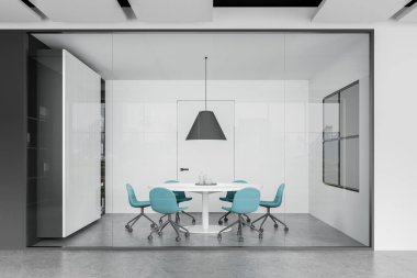 Yuvarlak masa ve mavi koltuklu cam konferans odası, tahta ve raflarla müzakere alanı, gri beton zeminde görünmez kapı ve raf. 3B görüntüleme