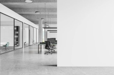 Ortak çalışma alanı olan bir endüstri ofisi, sıralarda bilgisayar. Yataklı cam konferans odası. Bangkok gökdelenlerinin panoramik penceresi. Boş duvar bölmesini düzenle. 3B görüntüleme