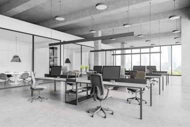 Ofis içi iç görünümü ile birlikte çalışma alanı, sıralardaki bilgisayarlar. Cam konferans odaları. Bangkok gökdelenlerinin panoramik penceresi. 3B görüntüleme