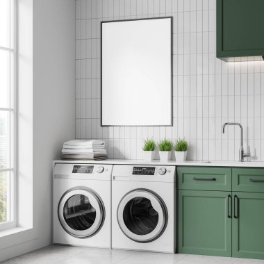 Beyaz ve yeşil ev çamaşırhanelerinin köşesi lavabo, bitkiler ve havlularla dolu raflar. Gökdelenlerin panoramik penceresinin yanında iki çamaşır makinesi. Tuvalin posterini hazırla. 3B görüntüleme