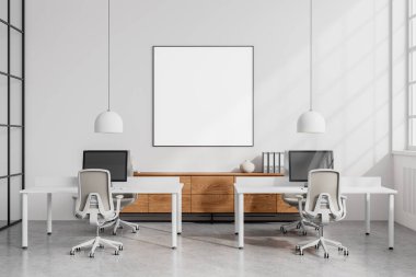 İçi sandalye ve bilgisayarlarla dolu rahat bir ofis odası. Dosyaları olan ahşap büfe. Mobilyaları olan beyaz çalışma odası ve kare şeklinde tuval posterler. 3B görüntüleme