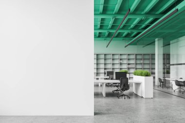 Beyaz duvarları, beton zemini, yeşil tavanı, beyaz bilgisayar masaları, gri kitaplıkları ve solundaki uzay duvarını kopyalayan şık açık uzay ofisinin içi. 3d oluşturma