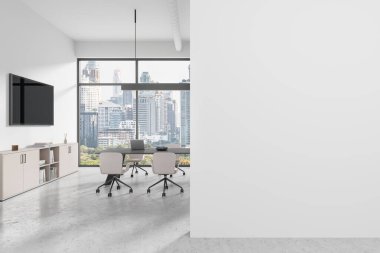Beyaz toplantı masası, sandalyeler, televizyon ekranı ve dekorasyonlu çekmece. Gökdelenlerde panoramik penceresi olan şık bir konferans odası. Boş duvar bölmesini düzenle. 3B görüntüleme