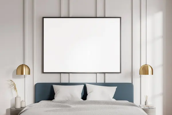 Hvid Klassisk Soveværelse Interiør Seng Natbord Med Dekoration Hængende Guld Royaltyfrie stock-billeder