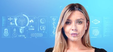 Güzel iş kadını portresi ve biyometrik tarama şifreli kişisel bilgi hologramıyla sanal ekran. Yüz tanımlama ve kimlik doğrulama kavramı