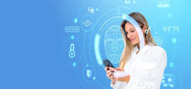 Elinde telefonla gülümseyen iş kadını, yüz tarayıcı hologram hud, parlayan yüz kimliği ve parlayan göstergeler. Kimlik doğrulama ve veri erişimi kavramı