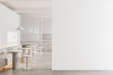 Beyaz kafeteryanın içinde yemek masaları ve sandalyeler beton zeminde bir kanepe var. Bar tezgahı ve yiyecek yeri olan rahat bir kafe. Boş duvar bölmesini düzenle. 3B görüntüleme