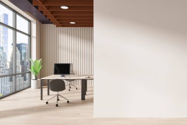Bilgisayar masası ve bitkisi olan modern ofis alanı, açık ahşap zemin, şehir manzarasını gösteren geniş pencere, ön planda bej duvar, iç tasarım modeli. 3B Hazırlama. 