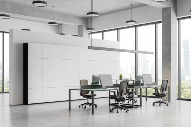 Ofis manzarası koltuklu, bilgisayar sıralı, beton zemin üzerinde. Takım çalışması alanı, Bangkok gökdelenlerinin panoramik penceresi. 3B görüntüleme