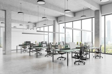 Endüstriyel ofis manzarası koltuklu, bilgisayarları beton zemindeki sıralı masalarda. İş yeri ve Bangkok gökdelenlerindeki panoramik pencere. 3B görüntüleme