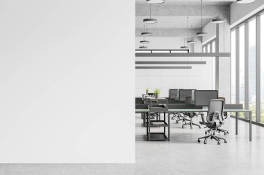 Koltukları ve bilgisayarları sıralanmış endüstri bürosu. Çekmeceli iş yeri. Bangkok gökdelenlerinin panoramik penceresi. Boş duvar bölmesini düzenle. 3B görüntüleme