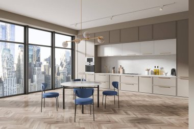 Bej ev mutfağının köşesi yuvarlak yemek masası ve mavi sandalyeler mutfak gereçleriyle dolu yemek dolabı. New York gökdelenlerinin panoramik penceresi. 3B görüntüleme