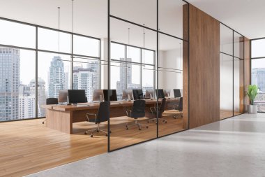 Sıraya dizilmiş, cam bölmeli, ortak masalarda bilgisayar olan cam ofis içi. Bangkok gökdelenlerinde teknoloji ve panoramik pencereli modern iş yeri. 3B görüntüleme