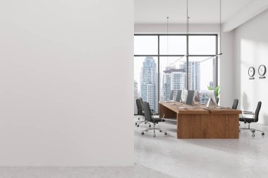 Koltuklu ve bilgisayarlı rahat ofis içi, beton zeminde ortak masa. Bangkok 'ta panoramik pencereli ortak çalışma odası. Uzay duvarını kopyala. 3B görüntüleme