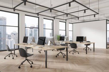 Ofisin iç tarafının köşesinde, masa başında bilgisayar monitörleri, ahşap zemin. Bangkok gökdelenlerinde panoramik pencereli şık bir çalışma alanı. 3B görüntüleme