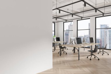 Ofis içi manzarası, masa başı bilgisayar, ahşap zemin. Bangkok gökdelenlerinin panoramik penceresi. Boş duvar bölmesini düzenle. 3B görüntüleme