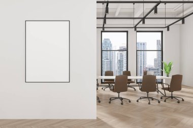 Konferans masası ve koltukları olan modern ofis içi, ahşap döşeme. Duvar bölmesindeki tuval posteri. Bangkok gökdelenlerinin panoramik penceresi. 3B görüntüleme