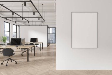 Çalışma odasının iç kısımlarında, masa başında bilgisayar ve ahşap döşeme var. Bangkok gökdelenlerinde panoramik pencereli bir iş yeri. Bölümdeki tuval posterini taklit et. 3B görüntüleme