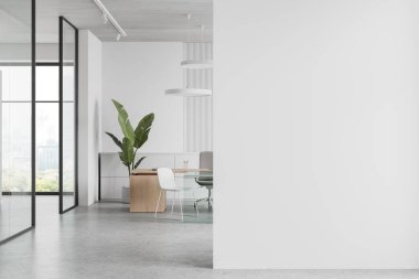 Çalışma masası, dizüstü bilgisayarı ve sandalyeleri olan beyaz yönetmenin odası. Bangkok gökdelenlerinde çekmecesi ve panoramik penceresi olan cam müşteri hizmetleri odası. Boş duvar bölmesini düzenle. 3B görüntüleme