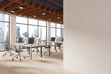 Masalarının üzerinde bilgisayarları olan modern ofis alanı, şehir manzaralı büyük pencerelerin önünde. Tahta tavan detayları. Reklamlar için hafif duvar modeli. 3B Hazırlama. 