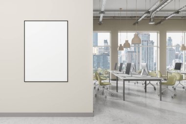 Ofis içi, duvarında boş bir poster, masalarında bilgisayarlar, ışık. Çalışma alanı tasarımı kavramı. 3B Hazırlama