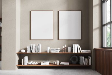 Ahşap raf, sanat dekorasyonu ve beton zemini olan modern ev içi oturma odası. Sıcak İskandinav tasarımı ve tropik bölgelerde panoramik pencere. Sıraya dizilmiş iki tane tuval posteri. 3B görüntüleme