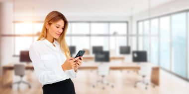 Telefonla gülümseyen bir iş kadını, ofisin içini bilgisayarlarla ve panoramik pencerelerle dolduruyor. İş bağlantısı ve takım çalışması kavramı