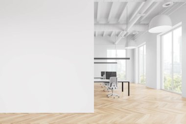 Ortak masa, sandalye ve ahşap zemin üzerinde bilgisayar ile birlikte çalışan beyaz bir iç mekan. Bangkok gökdelenlerinde panoramik pencereli bir işyeri. Boş duvar bölmesini düzenle. 3B görüntüleme