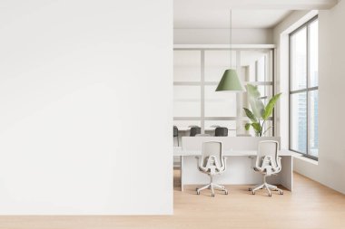 Modern ofis içi beyaz masalar, sandalyeler, yeşil kolye lambası, ve büyük pencereler, solda boş beyaz duvar, minimalist tasarım konsepti. 3B Hazırlama