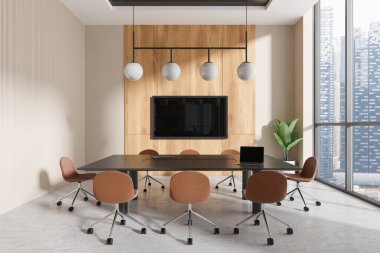 Konferans masası, sandalyeler, televizyon ekranı ve beton zemin. Dizüstü bilgisayarlı şık bir toplantı odası. Singapur gökdelenlerinin panoramik penceresi. 3B görüntüleme